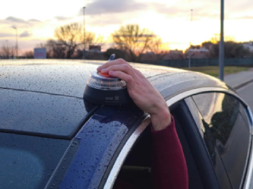 Luz de emergencia V16 homologada DGT 3.0 en el techo de un coche
